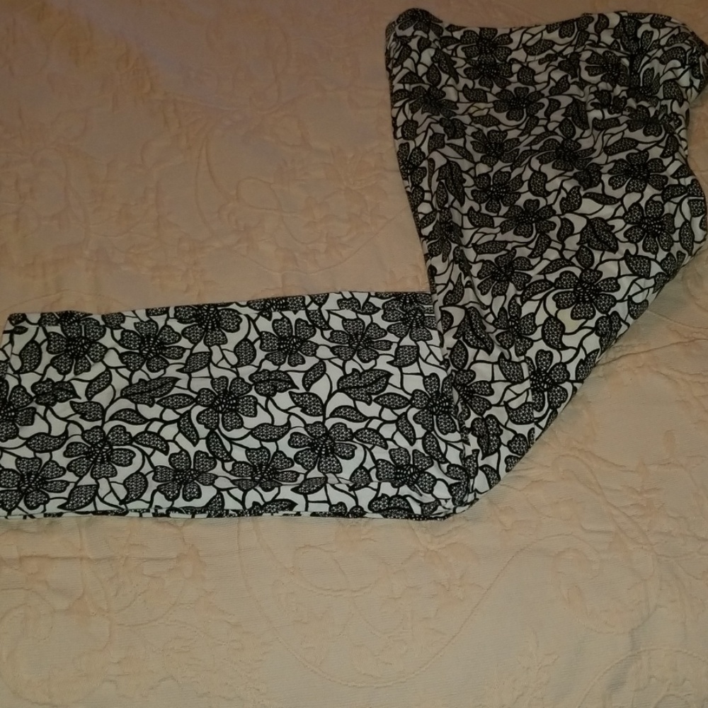 UNDER SKIES Black and White flower pants